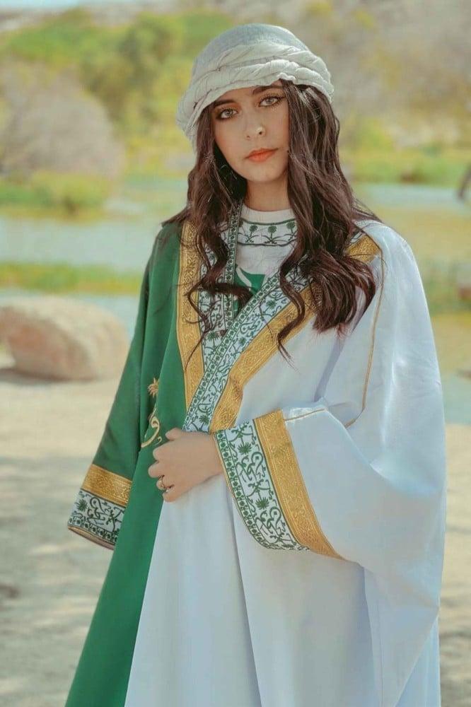 بشت بتطريز اخضر وكلفه ذهبي